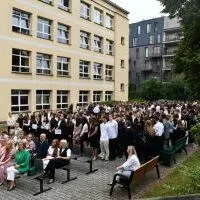 Grono pedagogiczzne i uczniowie Liceum Og&oacute;lnokształcącego w Miechowie podczas rozpoczęcia roku szkolnego.
