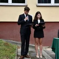 Uczniowie Liceum Og&oacute;lnokształcącego w Miechowie podczas rozpoczęcia roku szkolnego.