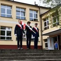 Poczet sztandarowy Liceum Og&oacute;lnokształcącego w Miechowie podczas rozpoczęcia roku szkolnego.