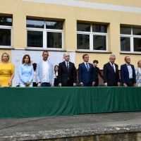 Uroczyste odśpiewanie Hymnu Polski podczas rozpoczęcia roku szkolnego.
