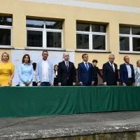 Uroczyste odśpiewanie Hymnu Polski podczas rozpoczęcia roku szkolnego.