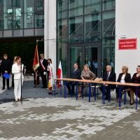 Dyrektor Zespołu Szkól nr 1 w Miechowie przemawia podczas rozpoczęcia roku szkolnego