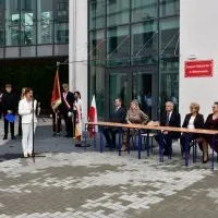 Dyrektor Zespołu Szk&oacute;l nr 1 w Miechowie przemawia podczas rozpoczęcia roku szkolnego