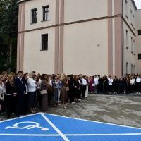 Uczniowie Zespołu Szkól nr 1 w Miechowie podczas rozpoczęcia roku szkolnego