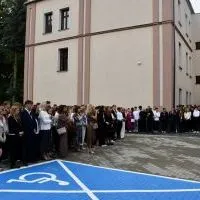 Uczniowie Zespołu Szk&oacute;l nr 1 w Miechowie podczas rozpoczęcia roku szkolnego