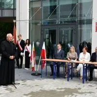 Ksiądz Proboszcz przemawia podczas rozpoczęcia roku szkolnego w Zespole Szk&oacute;ł nr 1 w Miechowie