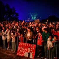 Publiczność w trakcie występu Zenka Martyniuka