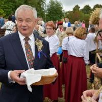 Starosta Miechowski dzieli się z publicznością Chlebem Dożynkowym