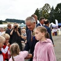 Starosta Miechowski dzieli się z publicznością Chlebem Dożynkowym