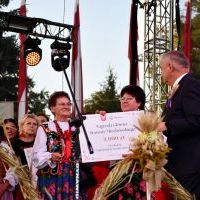 Starosta Miechowski wręcza nagrodę KGW