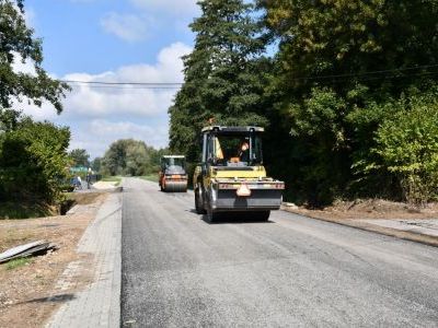 Układanie nawierzchni bitumicznej na drodze powiatowej w miejscowości Pstroszyce Drugie