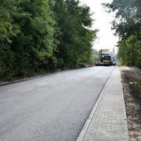 Układanie nawierzchni bitumicznej na drodze powiatowej w miejscowości Pstroszyce Drugie