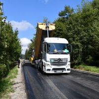 Układanie nawierzchni bitumicznej na drodze powiatowej w miejscowości Pstroszyce Drugie