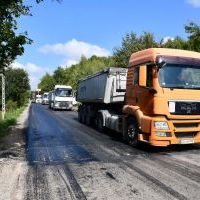 Układanie nawierzchni bitumicznej na drodze powiatowej w miejscowości Pstroszyce Drugie