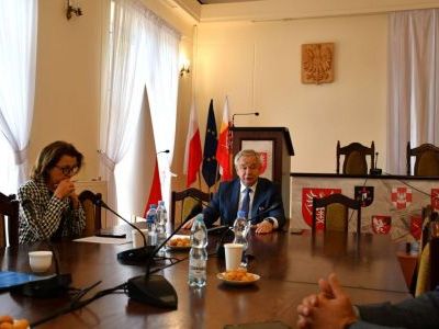 Starosta Miechowski rozpoczyna obrady Powiatowej Rady Rynku Pracy