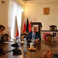 Starosta Miechowski rozpoczyna obrady Powiatowej Rady Rynku Pracy