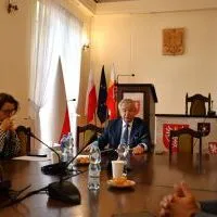 Starosta Miechowski rozpoczyna obrady Powiatowej Rady Rynku Pracy