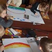 Dzieci rysujące plakaty podczas warsztatów.