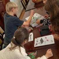 Dzieci podczas warsztatów zzaopatrzenie w ciepło i energię.