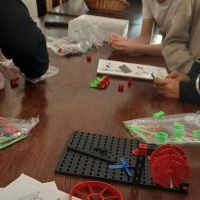 Dzieci podczas warsztatów zzaopatrzenie w ciepło i energię.