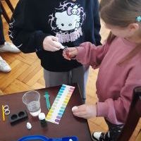 Dzieci podczas warsztatów o zanieczyszczeniach.