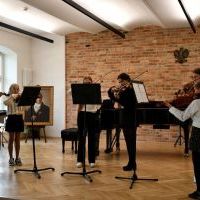 Powiatowy Dzień Nauczyciela - występ zespołu smyczkowego