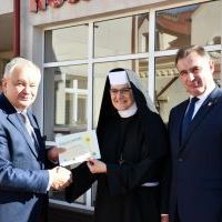 Starosta Miechowski odbiera podziękowanie