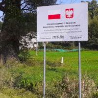 Trwa przebudowa drogi powiatowej w Biskupicach - tablica informacyjna