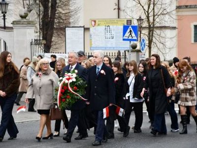 Obchody Narodowego Święta Niepodległości w Miechowie - marsz pod Pomnik z Orłem