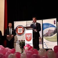 Wicestarosta Miechowski Jerzy Pułka przemawia podczas konferencji