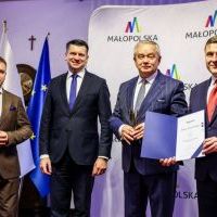 Starosta Miechowski Krzysztof Świerczek odbiera nagrodę