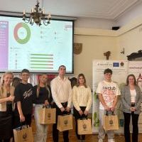 Uczestnicy Miechowskiej Młodzieżowej Konferencji Klimatycznej „Cyfrowy ślad węglowy”,