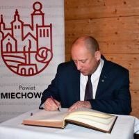 Gala „Ambasador Powiatu Miechowskiego” -  Wpis Wojewody Małopolskiego do pamiątkowej Księgi Ambasadorów