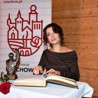 Gala „Ambasador Powiatu Miechowskiego” -  Wpis Dyrektor Anny Machety do pamiątkowej Księgi Ambasadorów