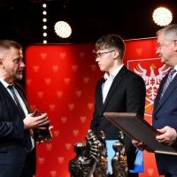 Gala „Ambasador Powiatu Miechowskiego” -  Radny Sejmiku Województwa Małopolskiego Mirosław Dróżdż wręcza statuetkę
