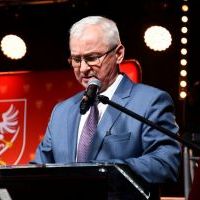 Gala „Ambasador Powiatu Miechowskiego” -  Członek Zarządu Powiatu Jan Żebrak wręcza statuetkę