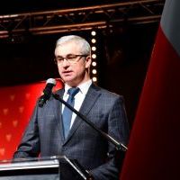 Gala „Ambasador Powiatu Miechowskiego” -  Radny Rady Powiatu Jacek Podsiadło wręcza statuetkę
