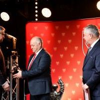 Gala „Ambasador Powiatu Miechowskiego” -  Radny Rady Powiatu Jacek Podsiadło wręcza statuetkę