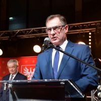 Gala „Ambasador Powiatu Miechowskiego” -  Wicestarosta Miechowski Jerzy Pułka wręcza statuetkę