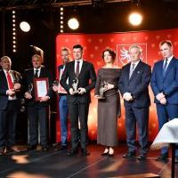 Gala „Ambasador Powiatu Miechowskiego” - zdjęcie grupowe laureatów