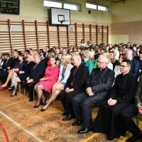 Licznie zgromadzona publiczność podziwia występy i przysłuchuje się przem&oacute;wieniom
