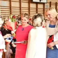 Życzenia i kwiaty od rodzic&oacute;w dla dyrekcji ZS Nr 2 - Marii Paschek i Moniki Marzec