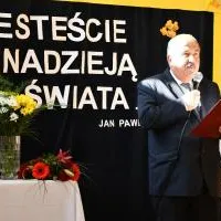 Życzenia dla nauczycieli i pracownik&oacute;w ZS Nr 2 od starosty miechowskiego Jacka Kobyłki