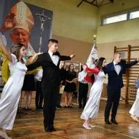 Dostojny taniec w wykonaniu uczni&oacute;w ZS Nr 2