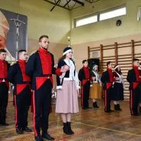 Taniec uczni&oacute;w ZS Nr 2 w stylizowanych strojach narodowych