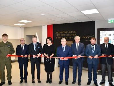 Uroczyste otwarcie BCU w Miechowie - moment przecięcia wstęgi