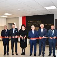 Uroczyste otwarcie BCU w Miechowie - moment przecięcia wstęgi