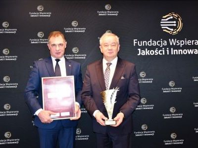 Starostowie Miechowscy odbierają wyróżnienie