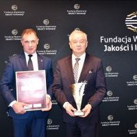 Starostowie Miechowscy odbierają wyr&oacute;żnienie