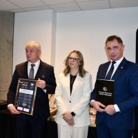 Starostowie Miechowscy odbierają nagrodę - Samorządowy Diament Innowacji